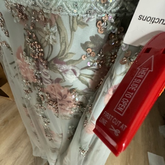 Mac Duggal Floral Flutter Sleeve V- Neck Maxi Dress Multicolor Size 8 NWT - Picture 12 of 12